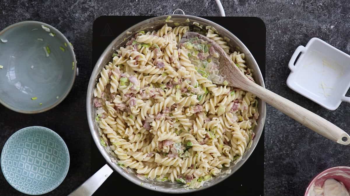 Finished creme fraiche carbonara in a pan.