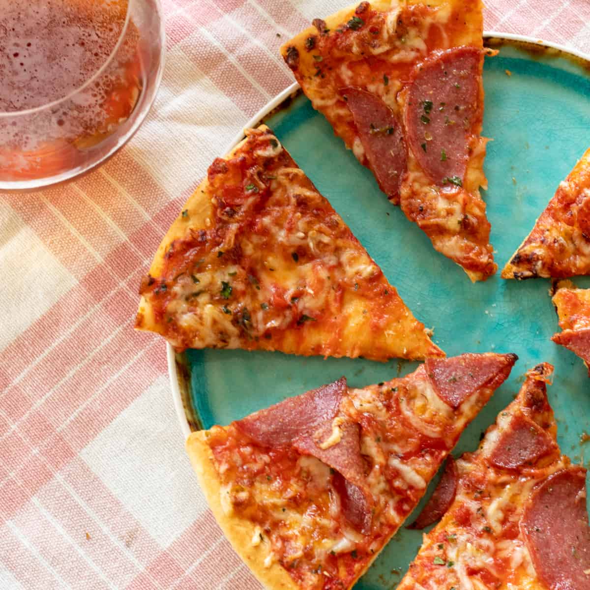 sliced pizza on a blue plate