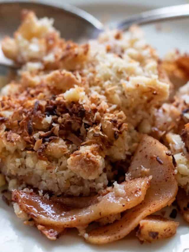 close up of apple crisp without oats