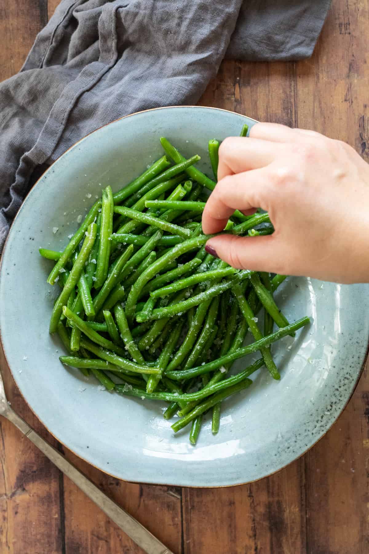 green beans on a blue plate