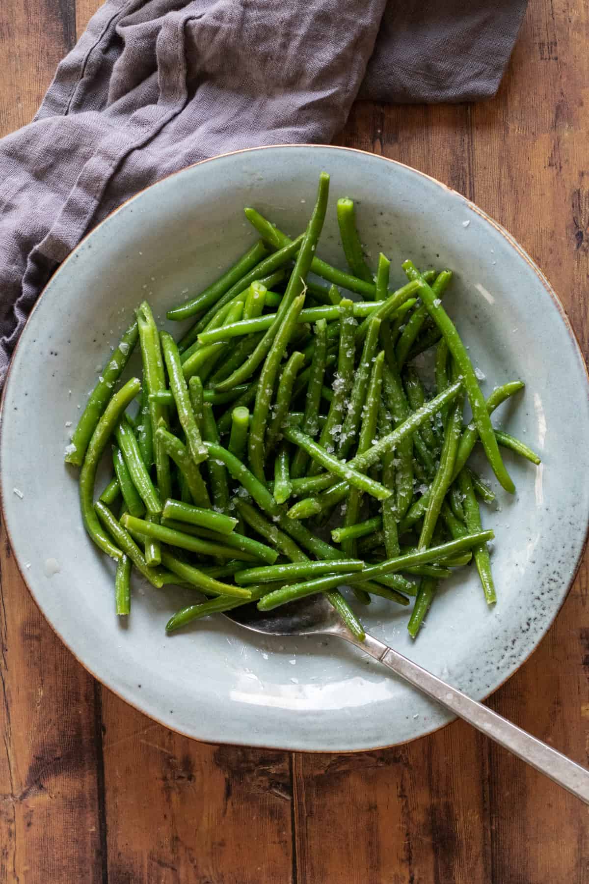 green beans on a blue plate.