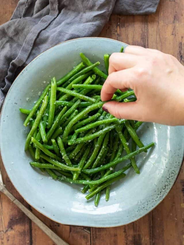 green beans on a blue plate