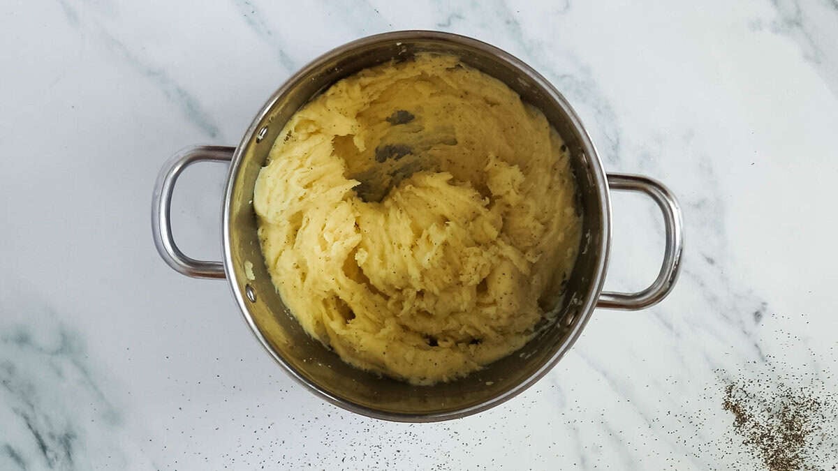 Finished mashed potatoes in a pot.