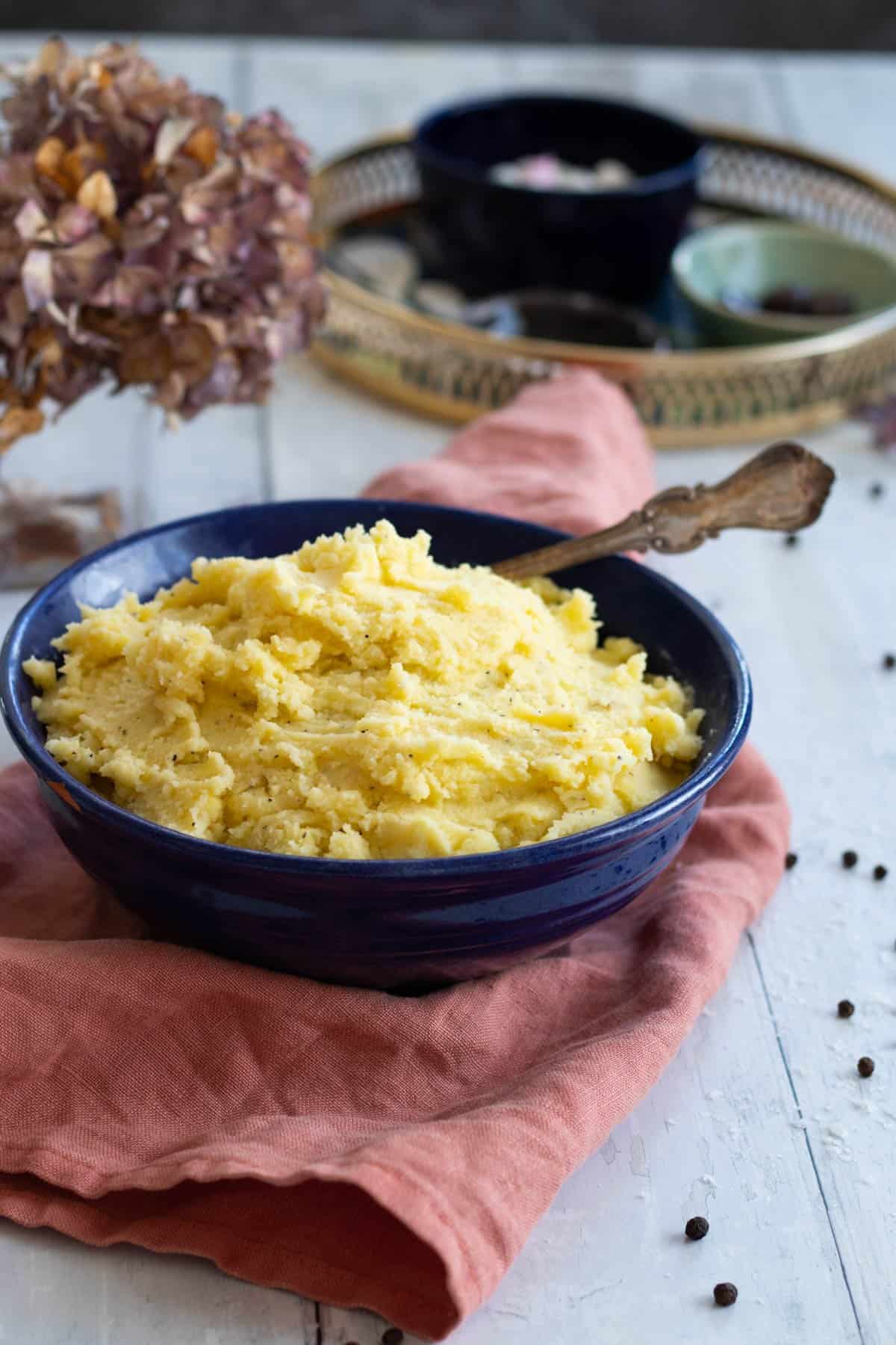 mashed potatoes in a blue bowl