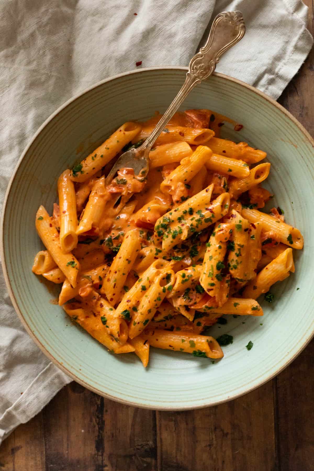 Spicy vodka pasta in a green bowl.