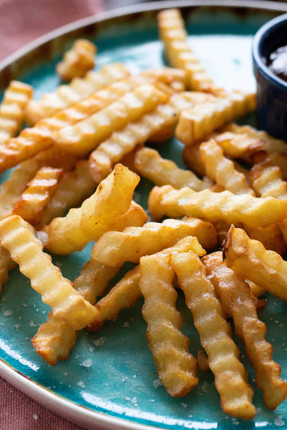 https://alwaysusebutter.com/wp-content/uploads/2022/11/air-fryer-frozen-crinkle-fries-3.jpg