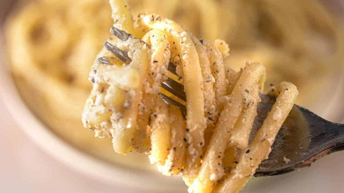 A fork with cacio e pepe.