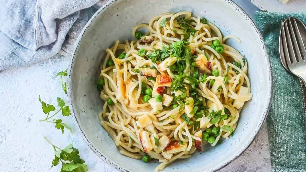 A bowl of halloumi carbonara.