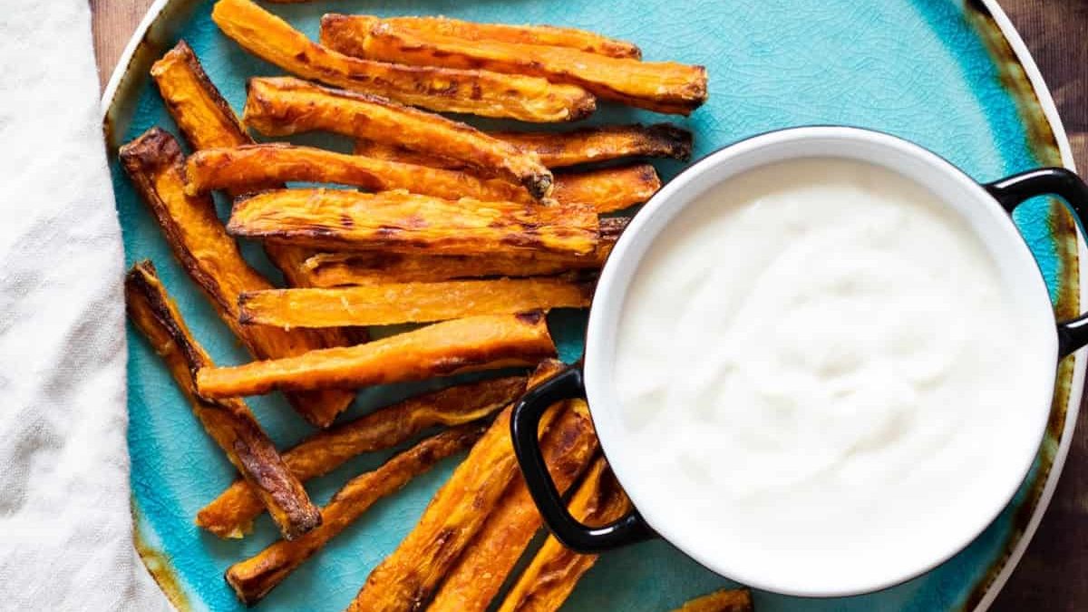 Carrot fries and dip.