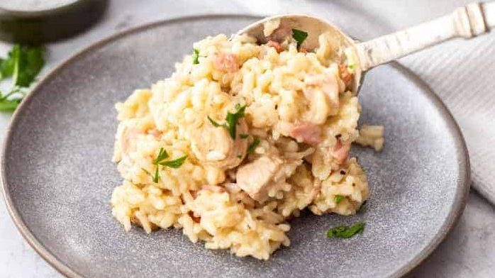 A bowl of chicken and bacon risotto.