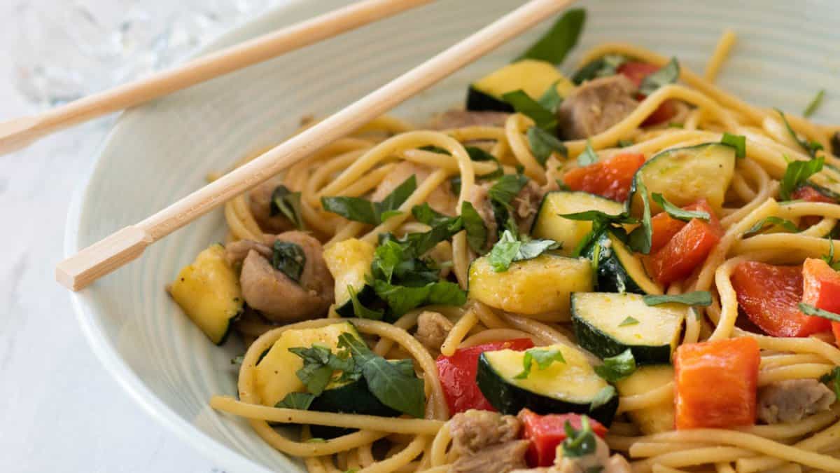 A bowl of fried spaghetti with green curry.