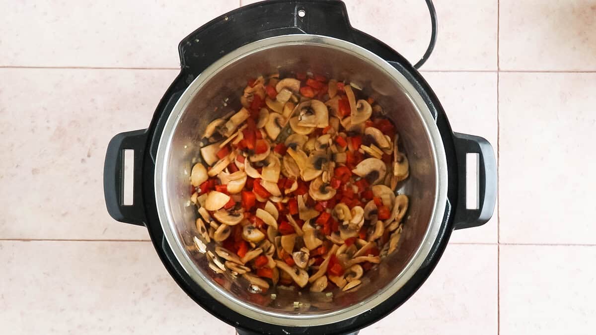 Sauteed mushrooms and bell peppers in an instant pot.