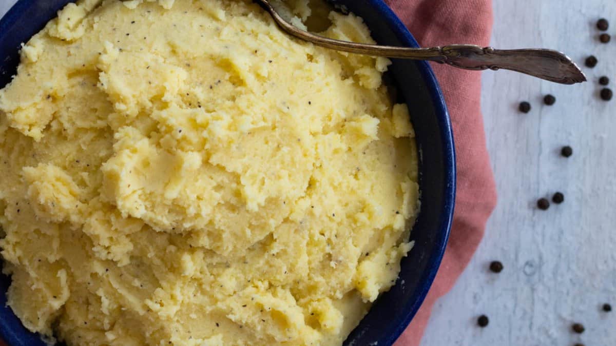 A bowl of mashed potatoes.