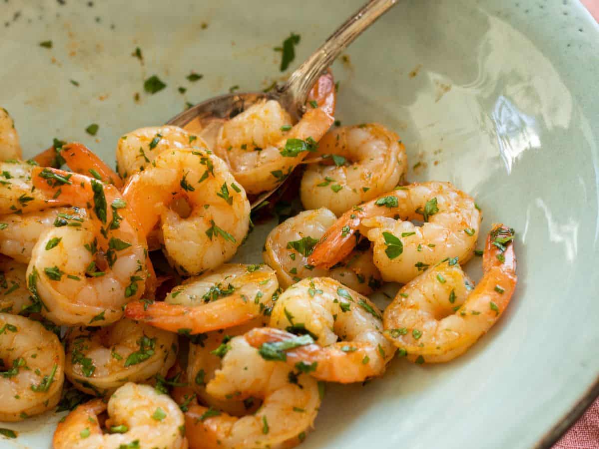 A bowl of air fryer shrimp.