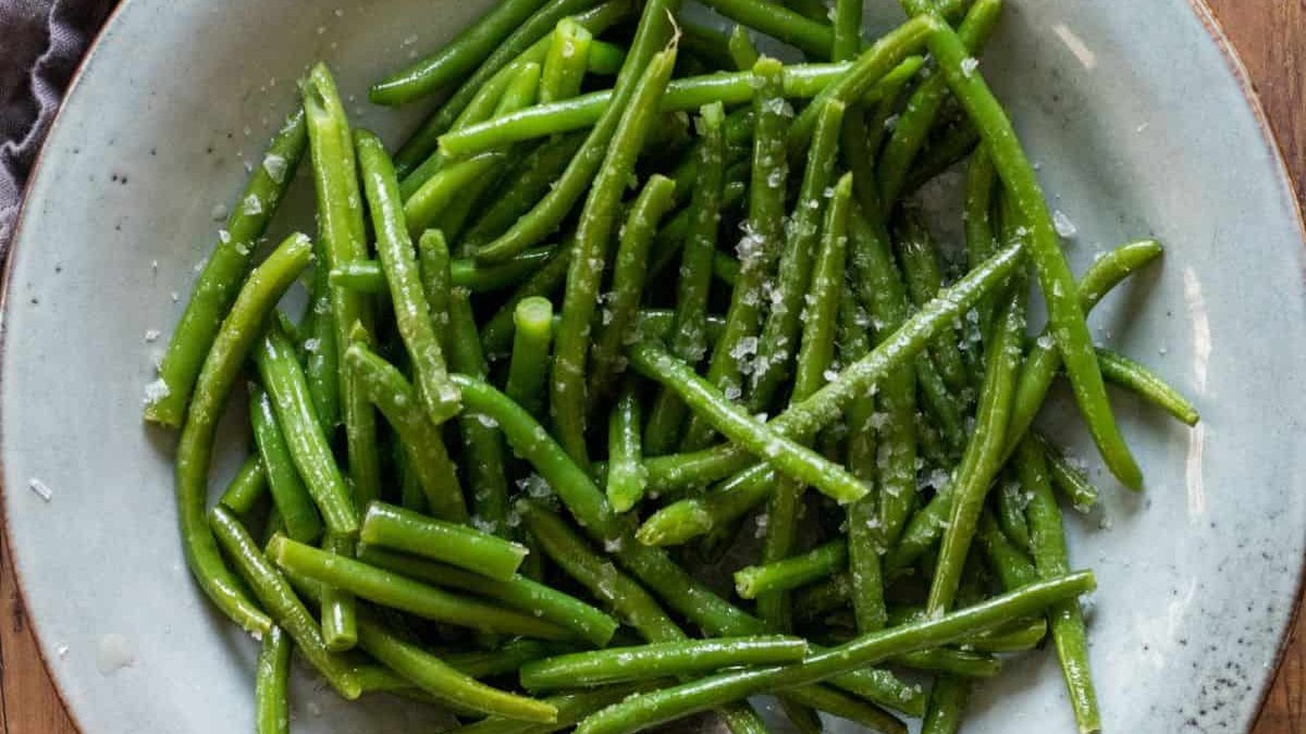 Green beans in a bowl.