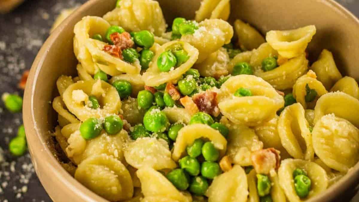 Pasta with peas and pancetta.