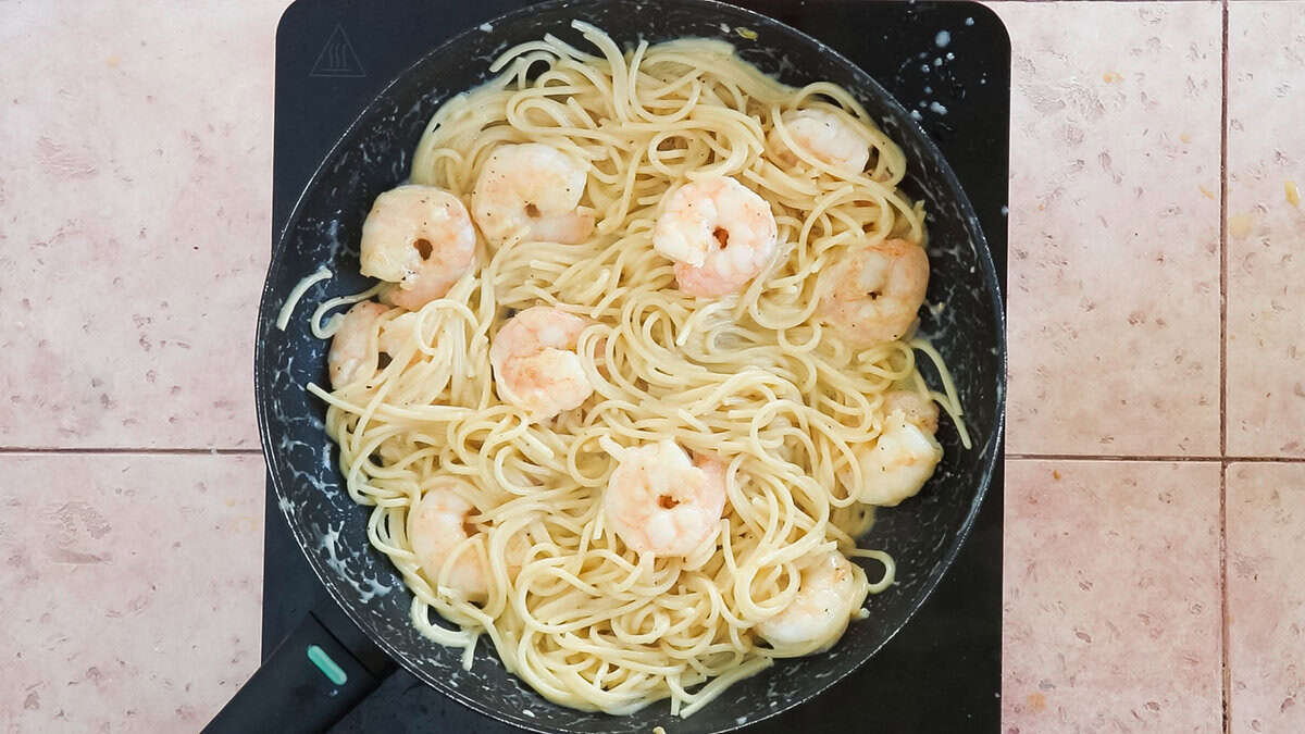 Finished shrimp carbonara in a pan.