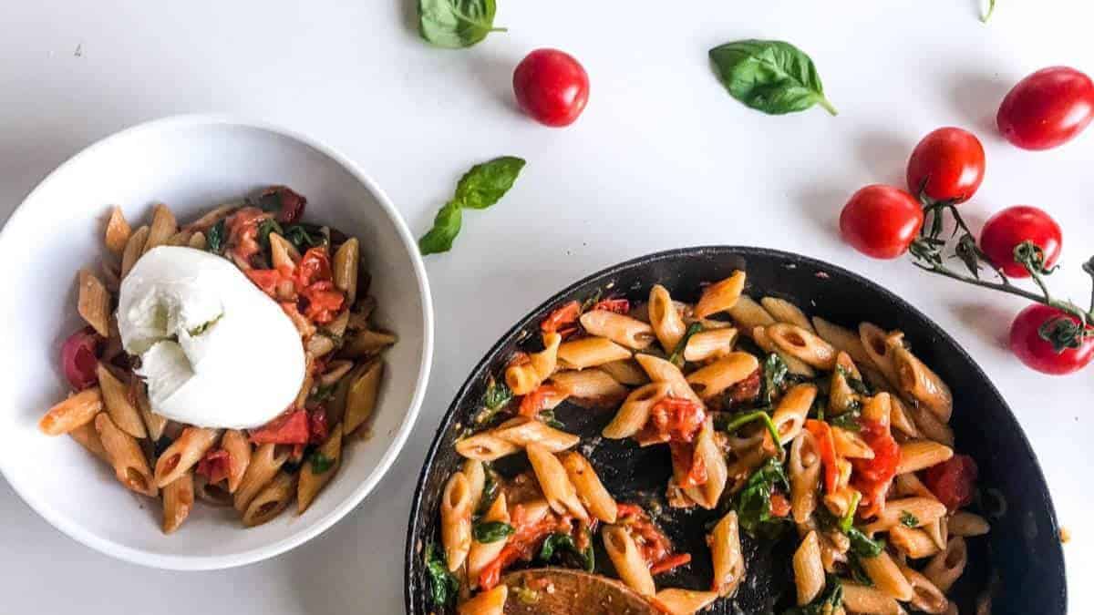 15-Minute Cherry Tomato Pasta with Spinach and Walnuts