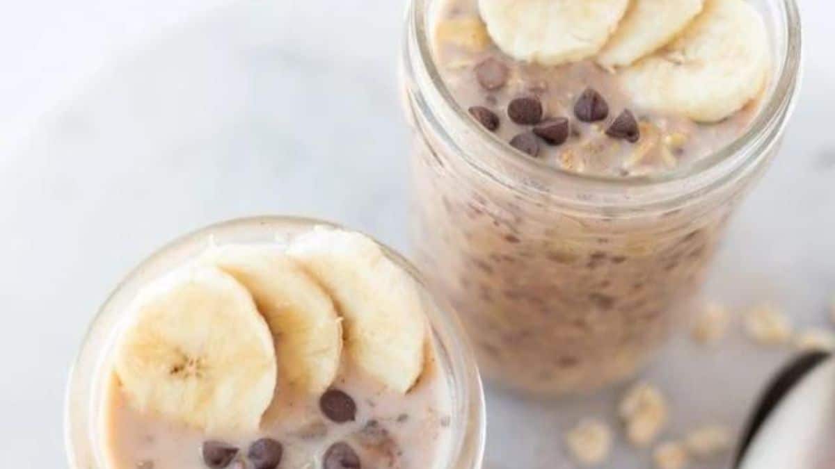 Overnight oats in a jar with chocolate and bananas