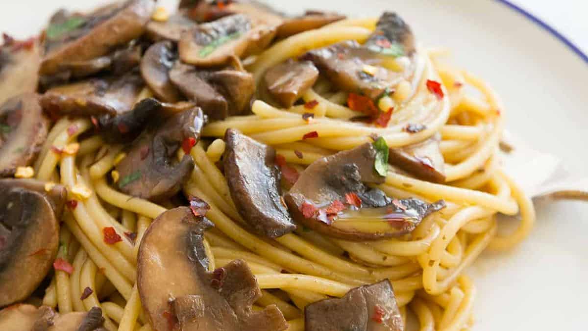 15 Minute Garlic Mushroom Pasta