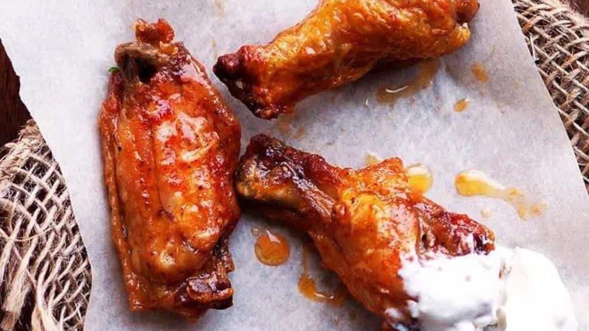 Buffalo wings with sauce.