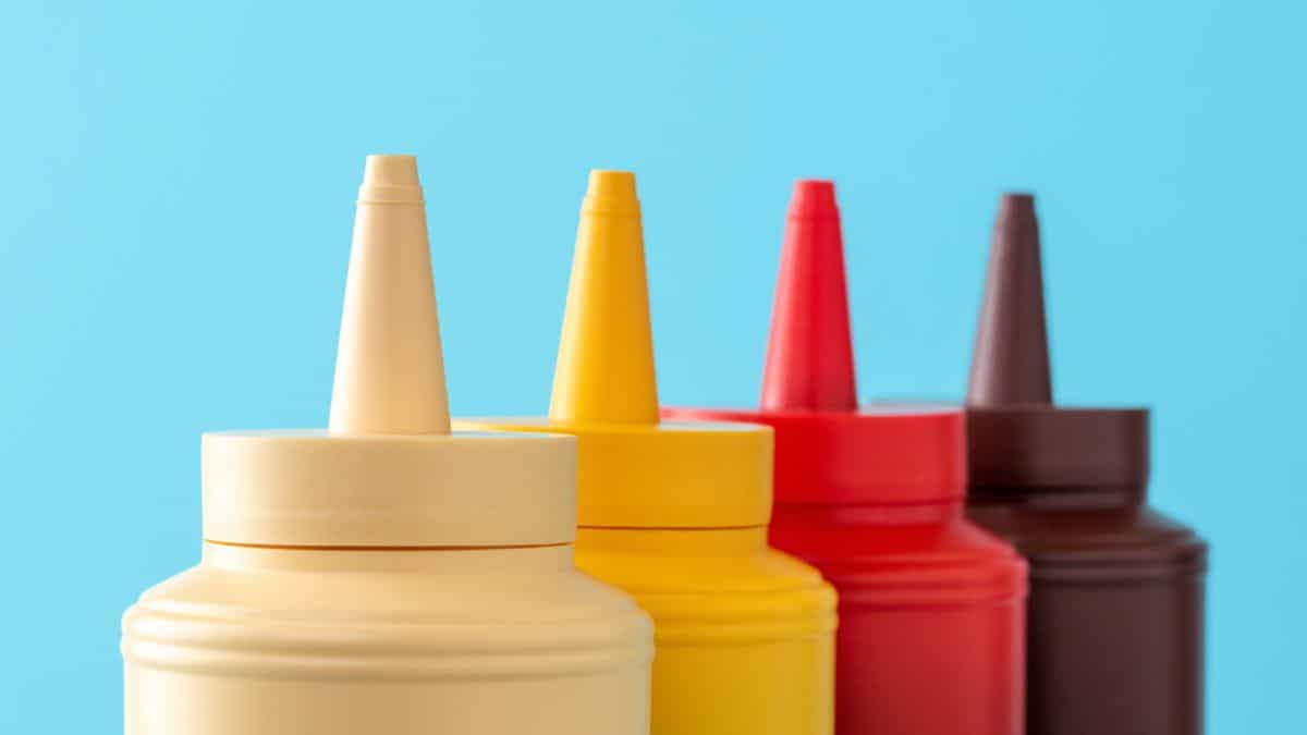 Squeeze bottles in four different colors.