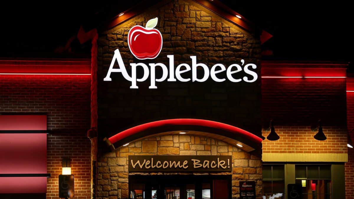 Exterior of an Applebee's restaurant.