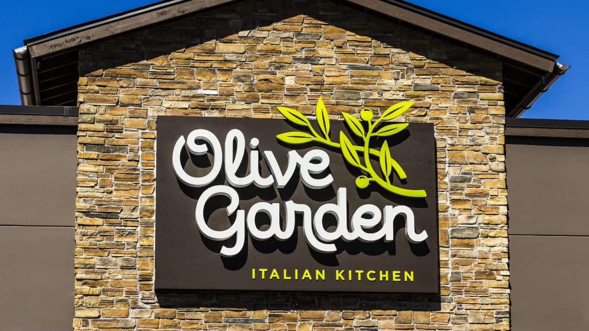 Exterior of an Olive Garden restaurant.