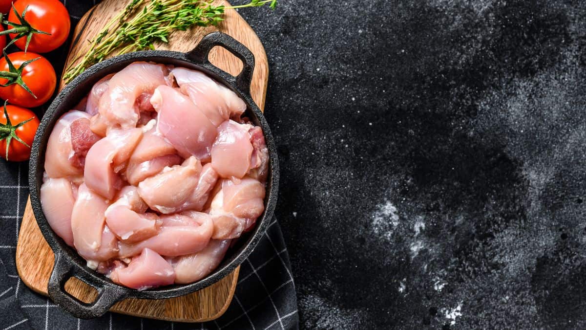 A pan full of raw chicken.