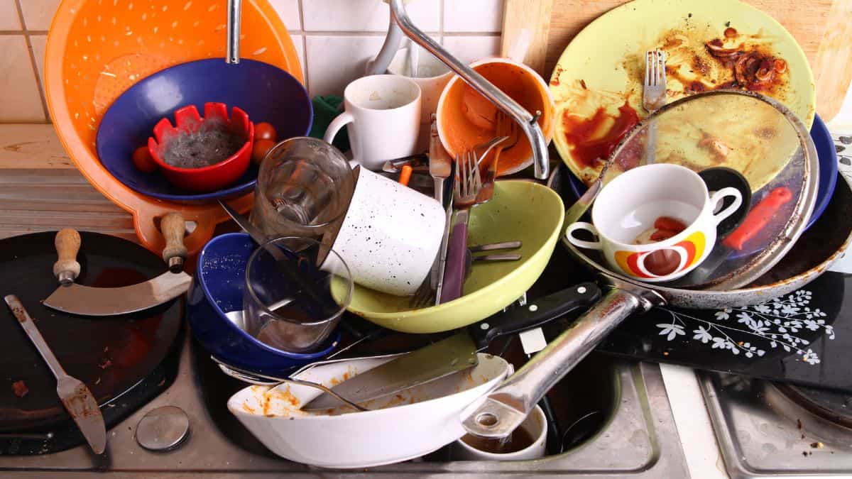 A sink full ofdirty dishes.