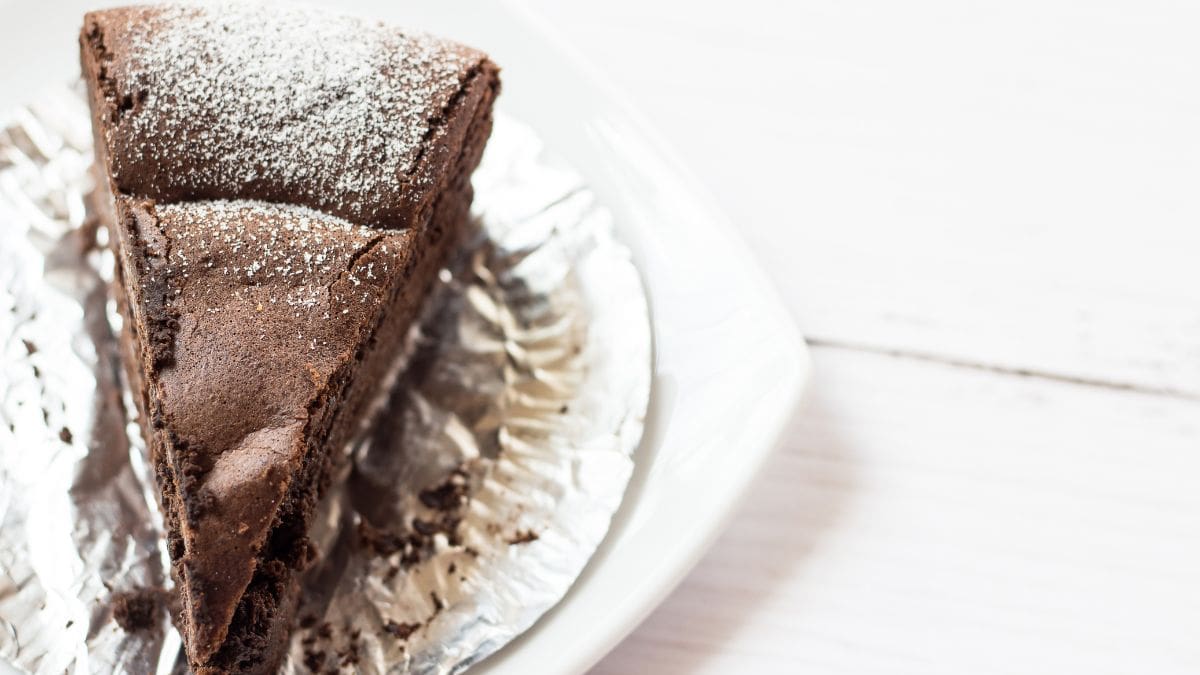 A slice fo chocolate cake.