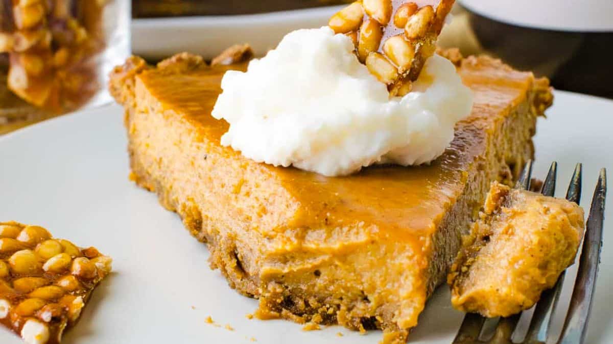 Thanksgiving Pumpkin Pie with Gingersnap Crust