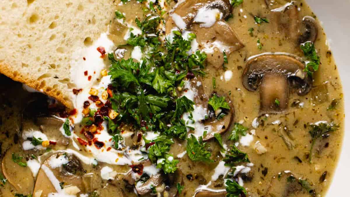 30 Minute One Pot Creamy Vegan Mushroom Soup