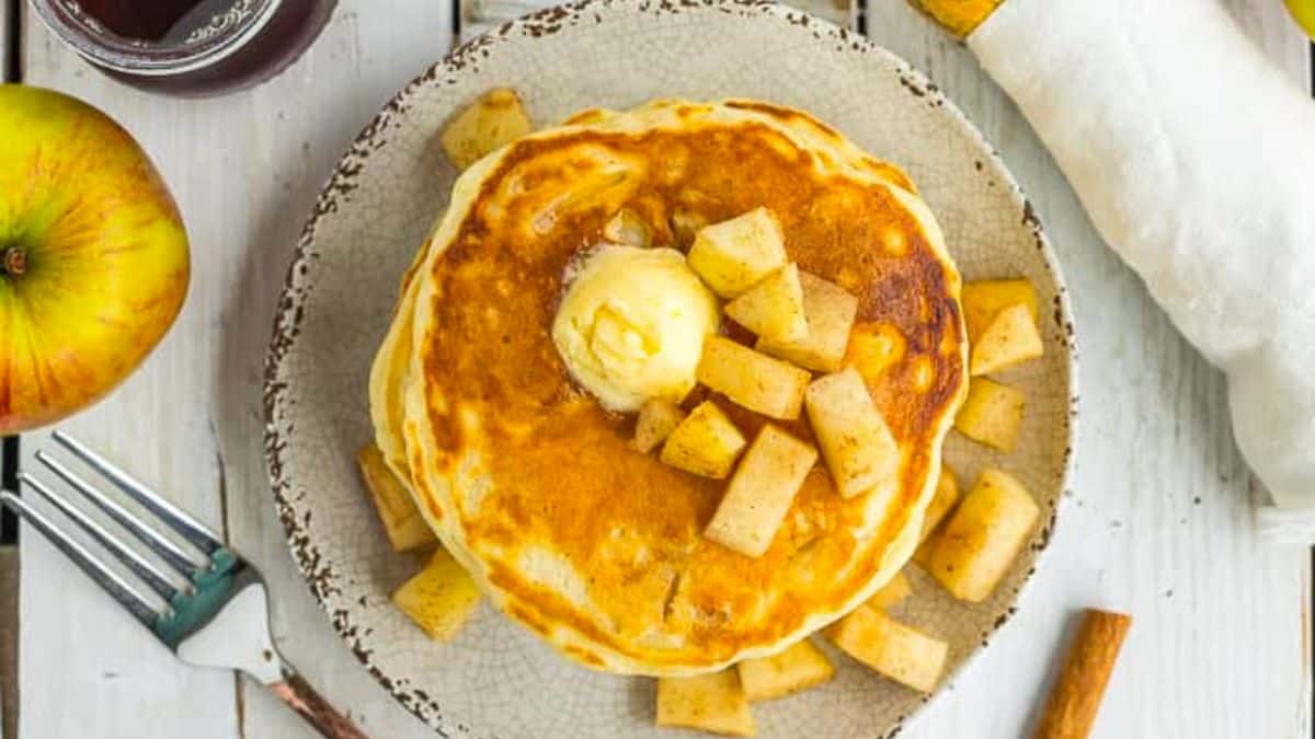 Healthy Apple Pie Pancakes