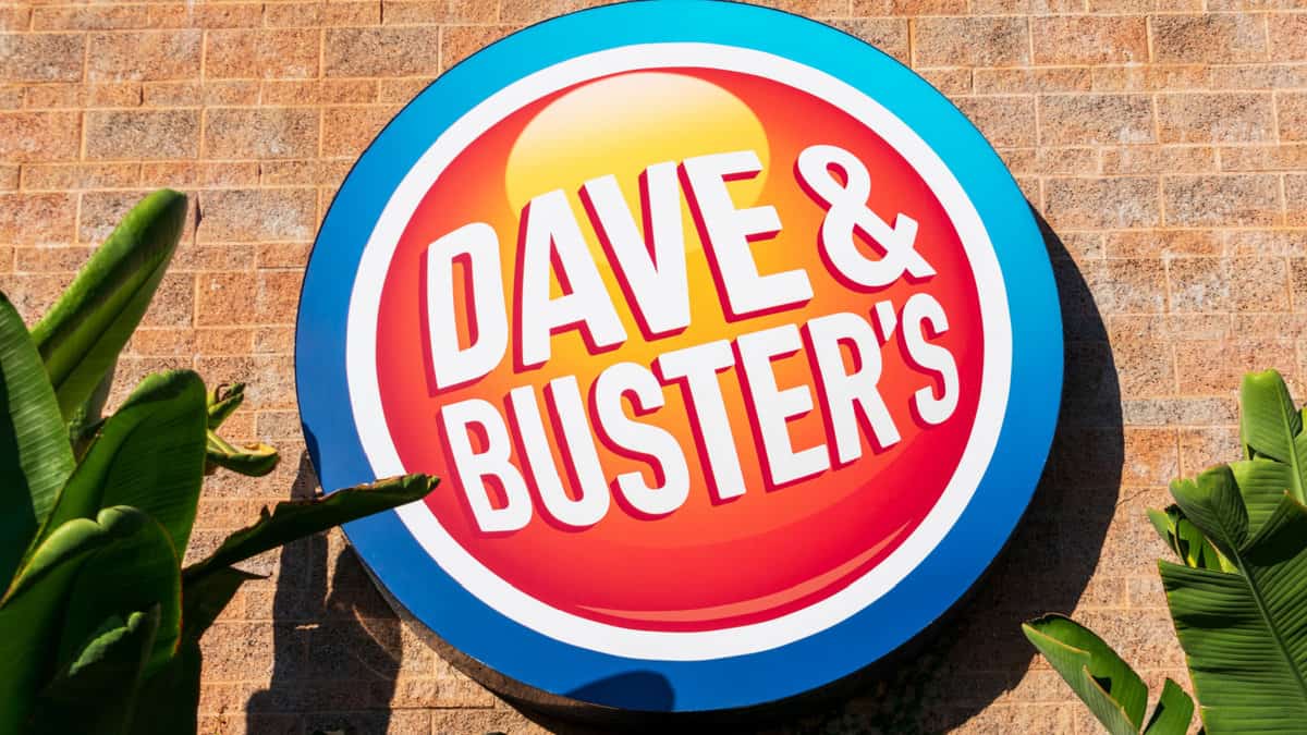 A Dave & Buster's logo.