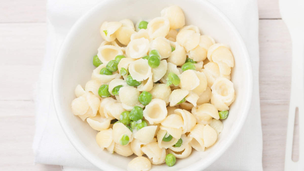 Cheesy shells with peas.