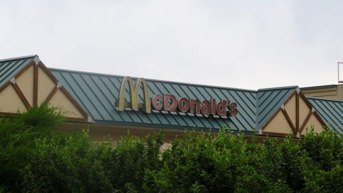 Exterior of a McdDnald's restaurant.