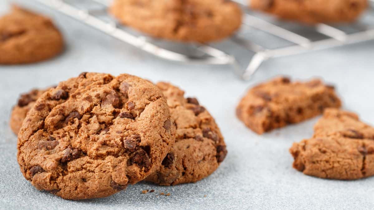 Freshly baked homemade crunchy cookies with chocolate chips, peanut butter or salted caramel.