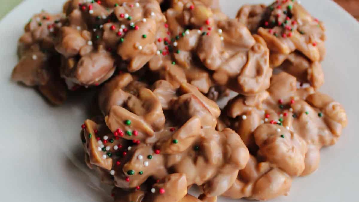 Easy Crockpot Peanut Clusters