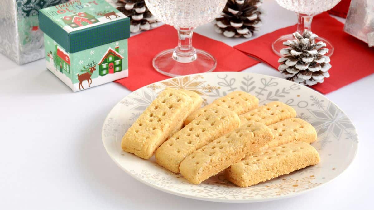 Traditional Scottish shortbread and sparkling wine in a Christmas setting.