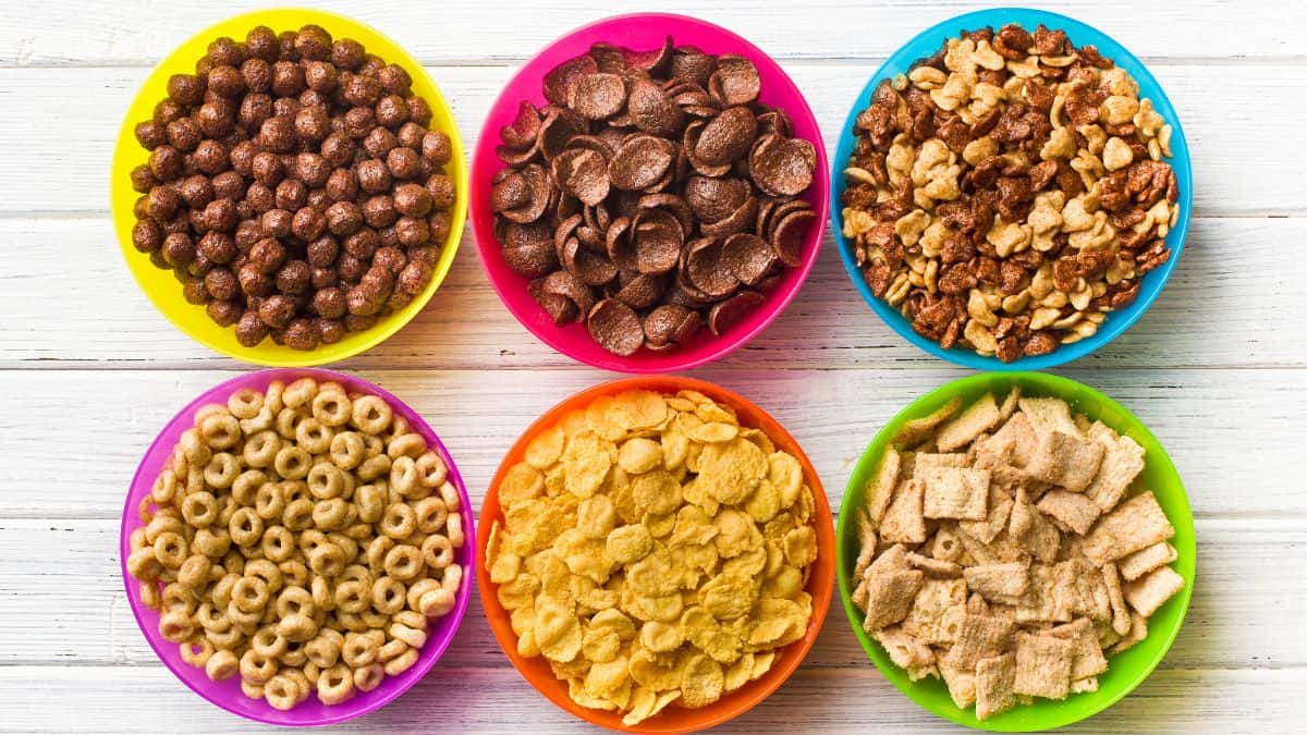 Bowls with different tpes of cereals.