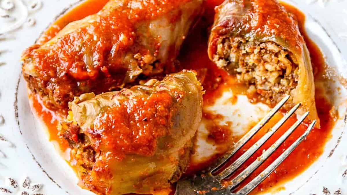 SLOW COOKER CABBAGE ROLLS.