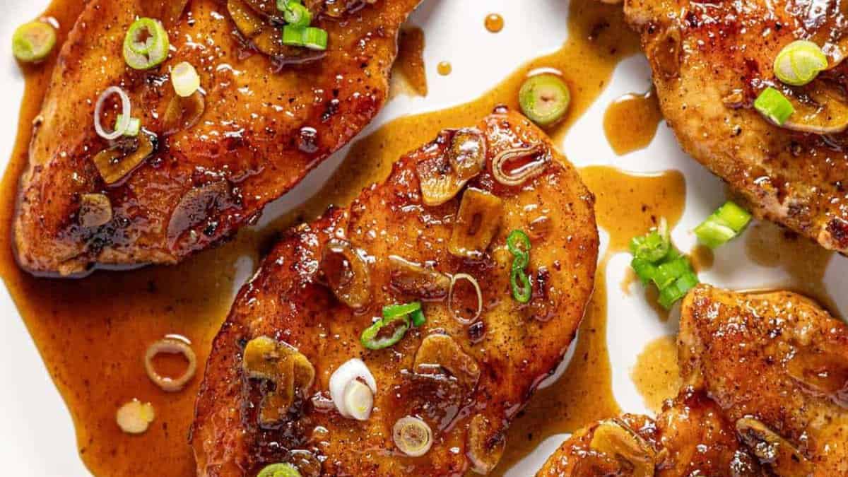 Garlic chicken with honey and chopped green onions.