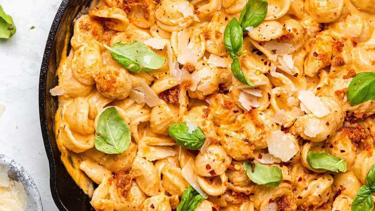 Creamy Sun-Dried Tomato Pesto Pasta served on a skillet.