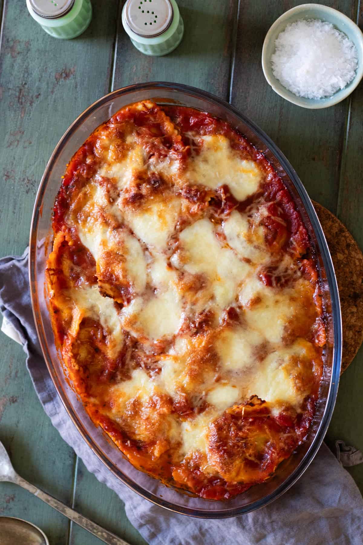 This cheesy ravioli casserole is one of the simplest dishes you can make. With just four simple ingredients and store-bought shortcuts, you can prep this dish in 5 minutes, and eat in under 40!