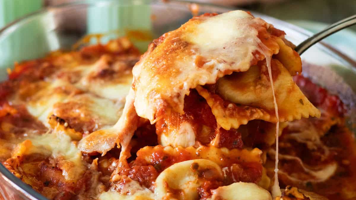 This cheesy ravioli casserole is one of the simplest dishes you can make. With just four simple ingredients and store-bought shortcuts, you can prep this dish in 5 minutes, and eat in under 40!