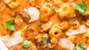 Tomat tortellini soup.