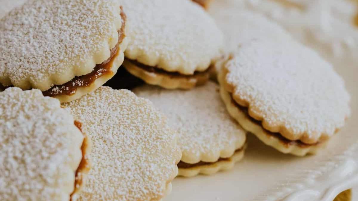 Alfajores de Maicena (Argentinian & Peruvian Shortbread Sandwich Cookies).