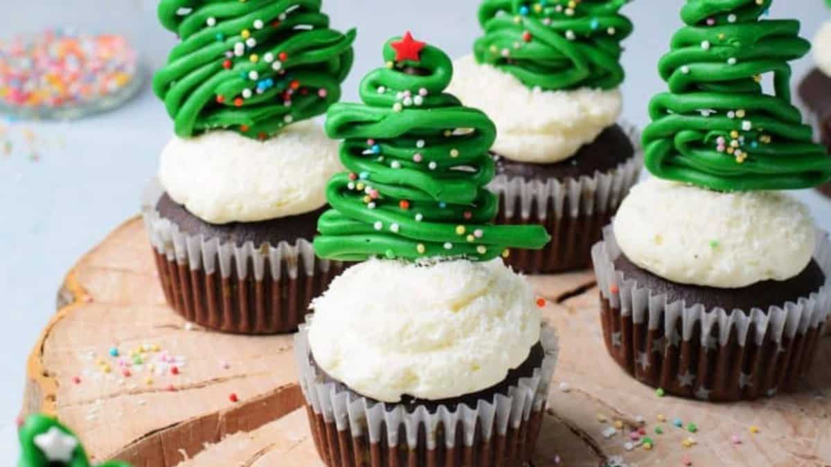 Chocolate Christmas Tree Cupcakes with Vanilla Buttercream Frosting.