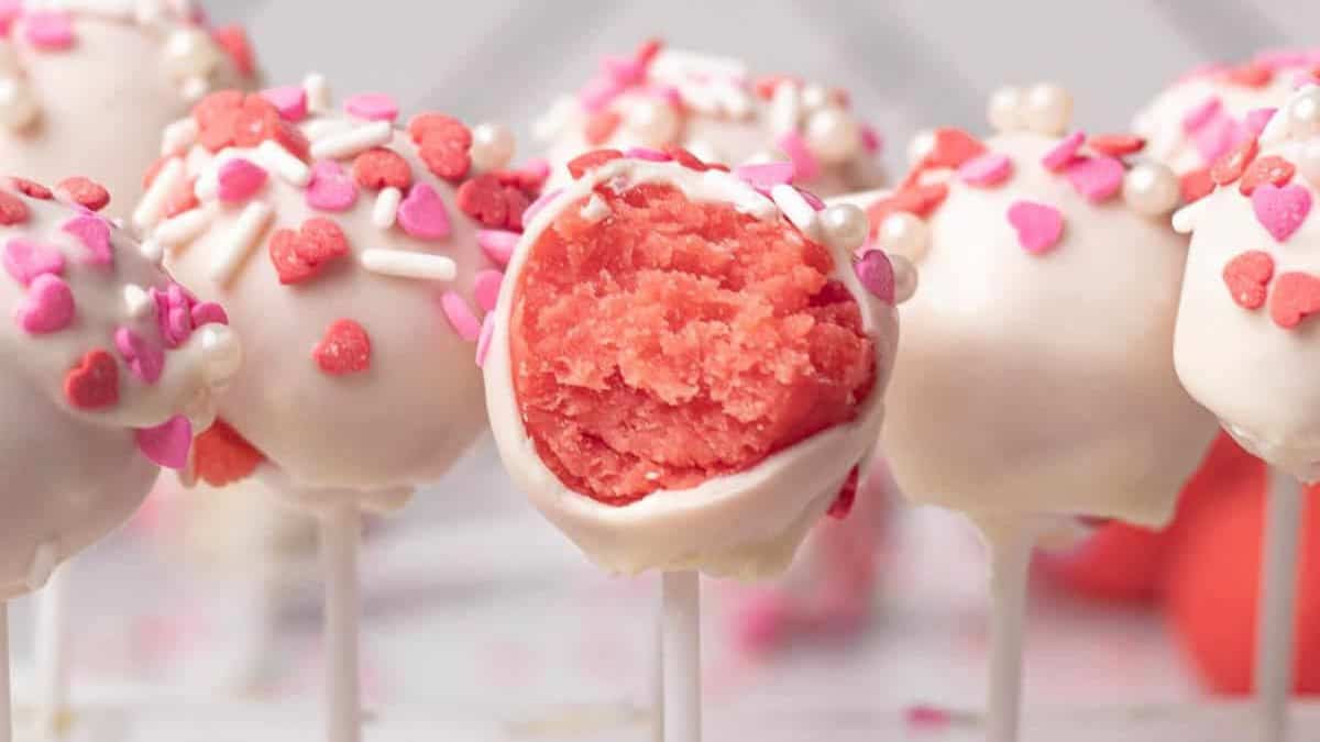 Valentine Cake Pops.
